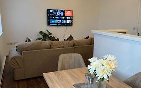 Apt Sleeps 5-Netflix-Parkg-Near City Centre-Etihad-Coop Live